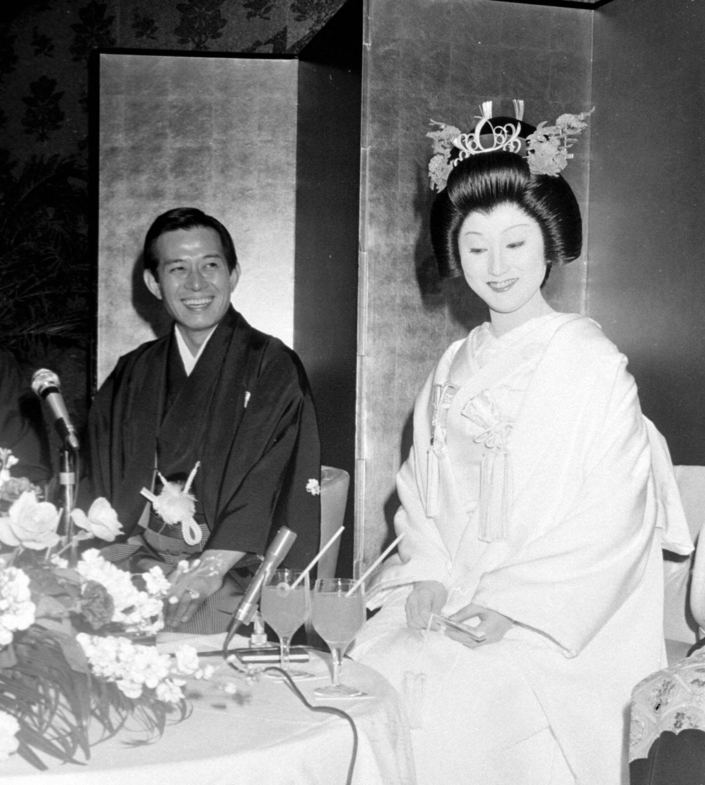 挙式を行う船戸順さんと岩井友見（1976年12月撮影）