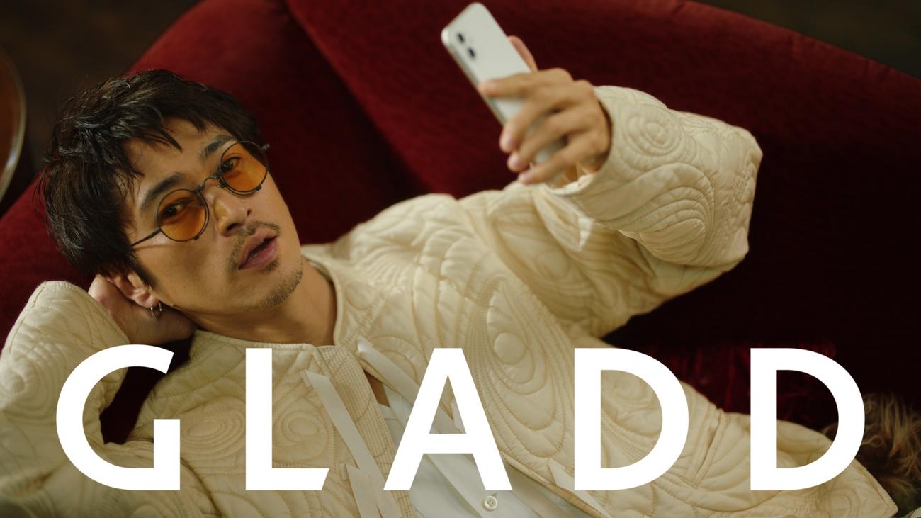 通販サイト「GLADD」の新テレビCMに出演する窪塚洋介