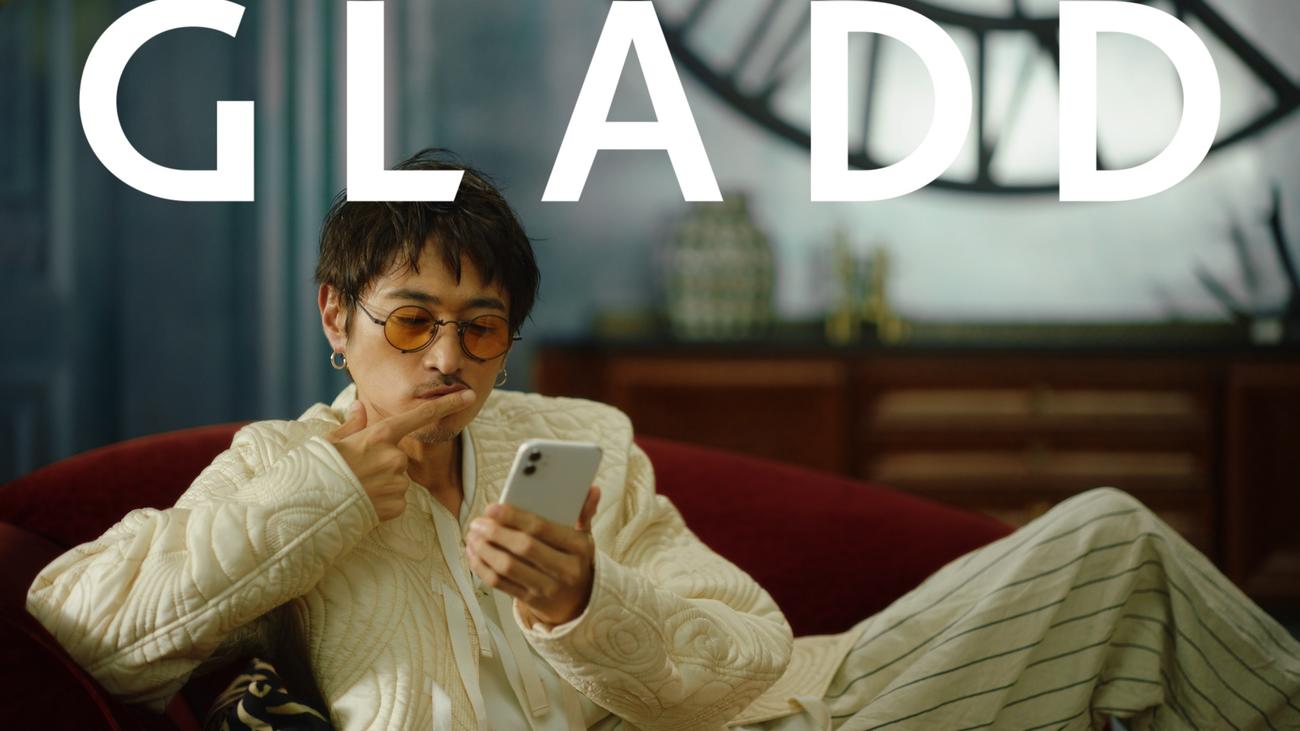 通販サイト「GLADD」の新テレビCMに出演する窪塚洋介
