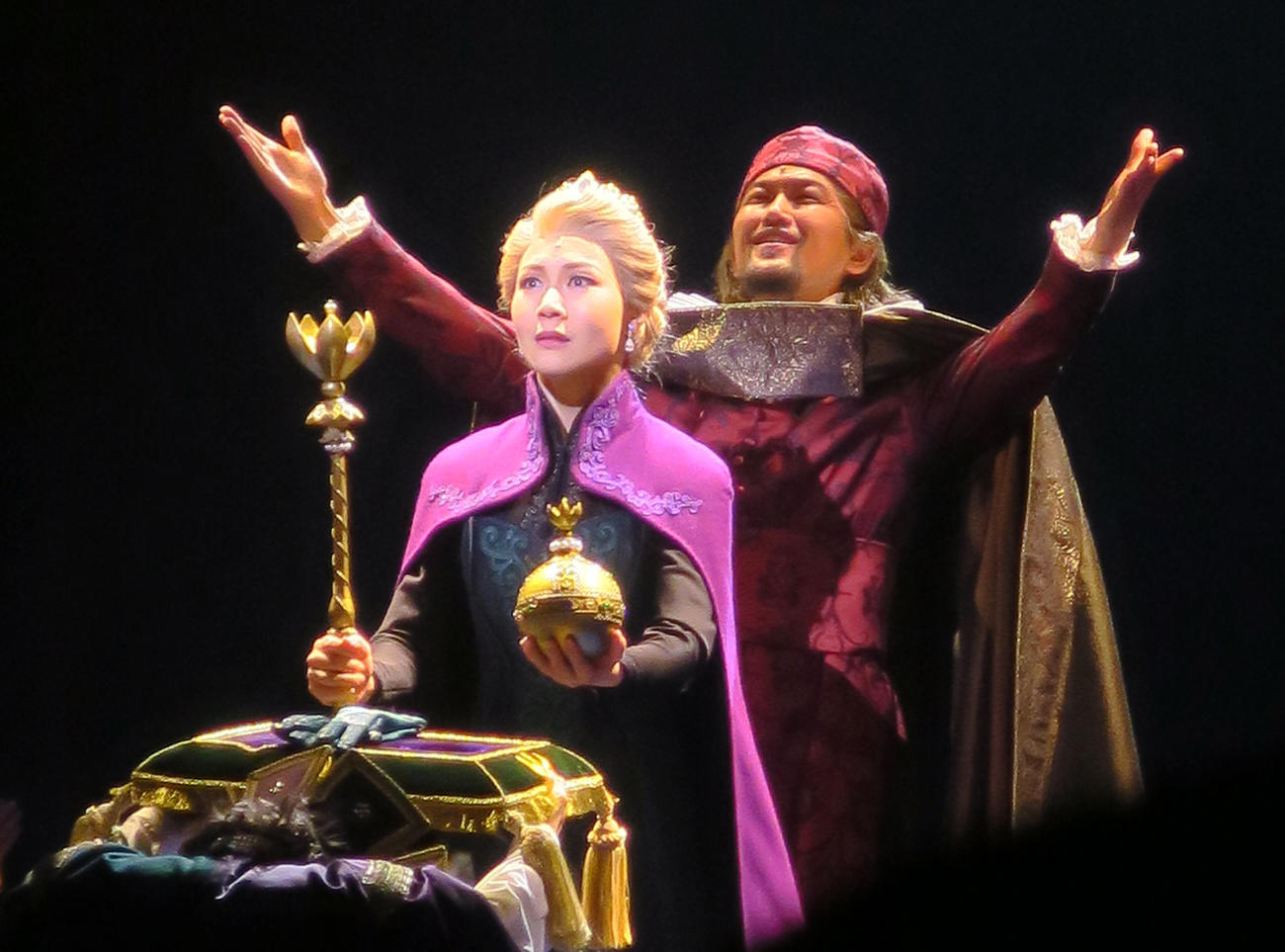 劇団四季ミュージカル「アナと雪の女王」のゲネプロで。エルサ（岡本瑞恵）の戴冠式の様子