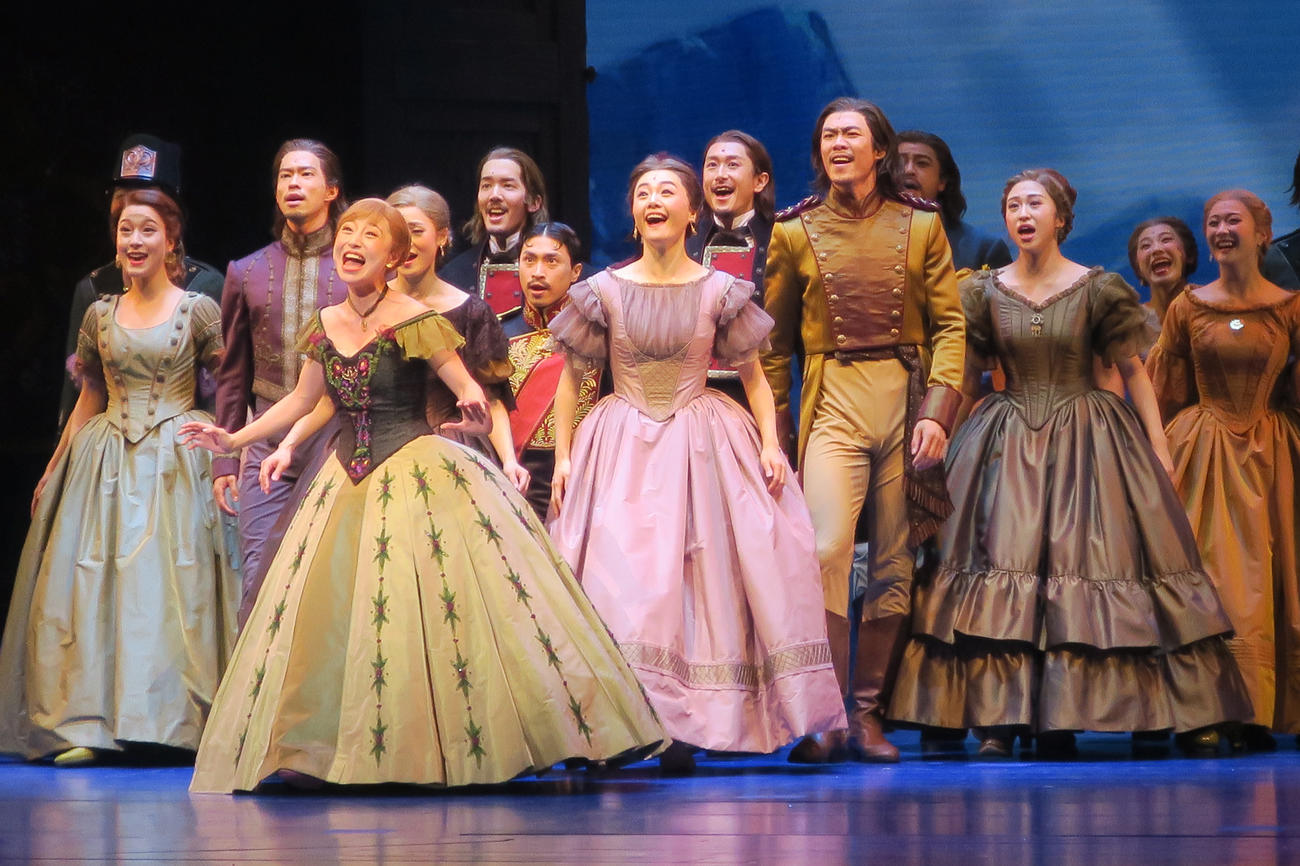 劇団四季ミュージカル「アナと雪の女王」のゲネプロで。先頭で歌うアナ（三平果歩）と国の人々