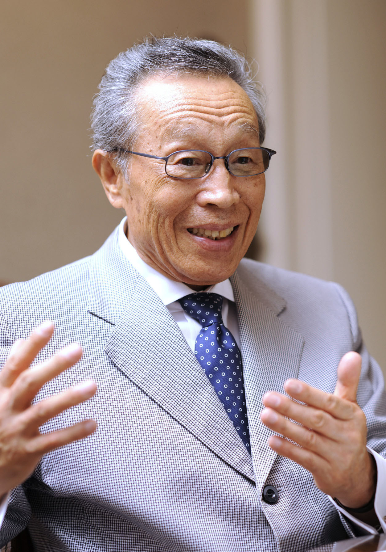 2008年10月、インタビューに答える原信夫さん（共同）