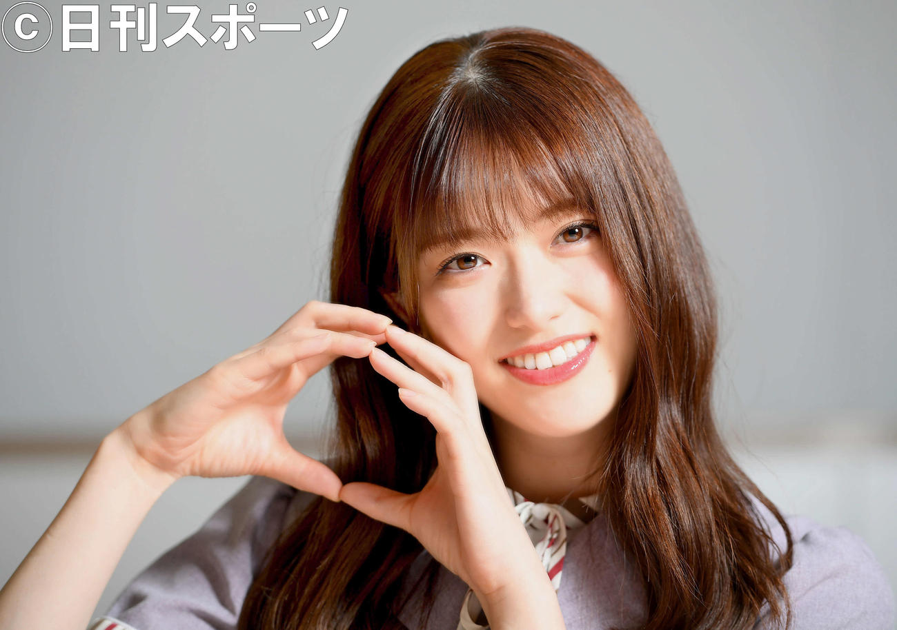 「りんごポーズ」を笑顔で決める乃木坂46の松村沙友理（撮影・たえ見朱実）