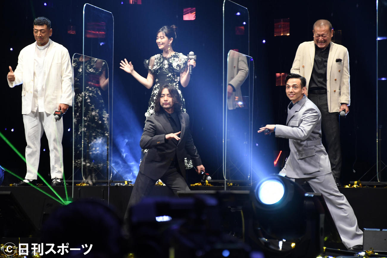 Netflixオリジナルシリーズ「全裸監督　シーズン2」ワールドプレミアでポーズを決める山田孝之（前列左）と満島真之介（同右）（撮影・大友陽平）