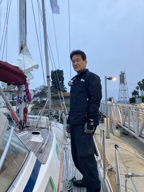 ヒゲを剃り、日本へ向け再びヨット太平洋横断に出発した辛坊治郎キャスター（ニッポン放送提供）