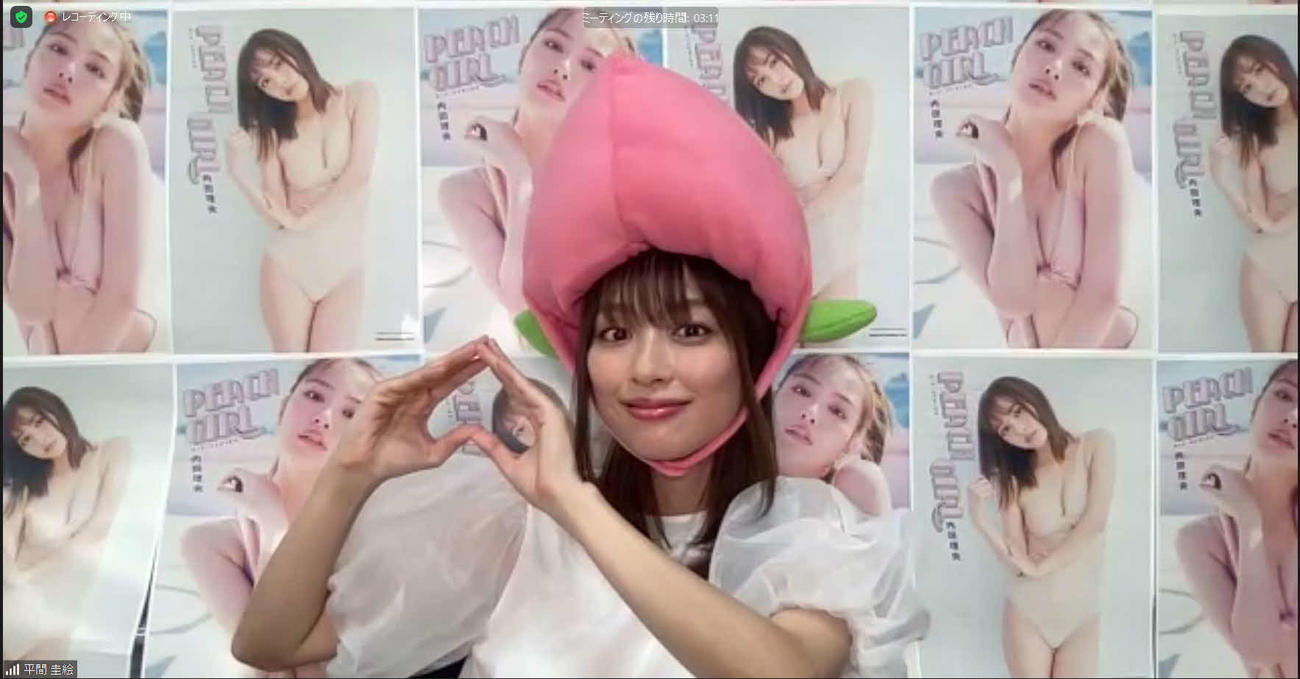 20代最後の写真集「PEACH GIRL」発売記念ZOOM会見で、タイトルにちなみもものかぶり物をした内田理央