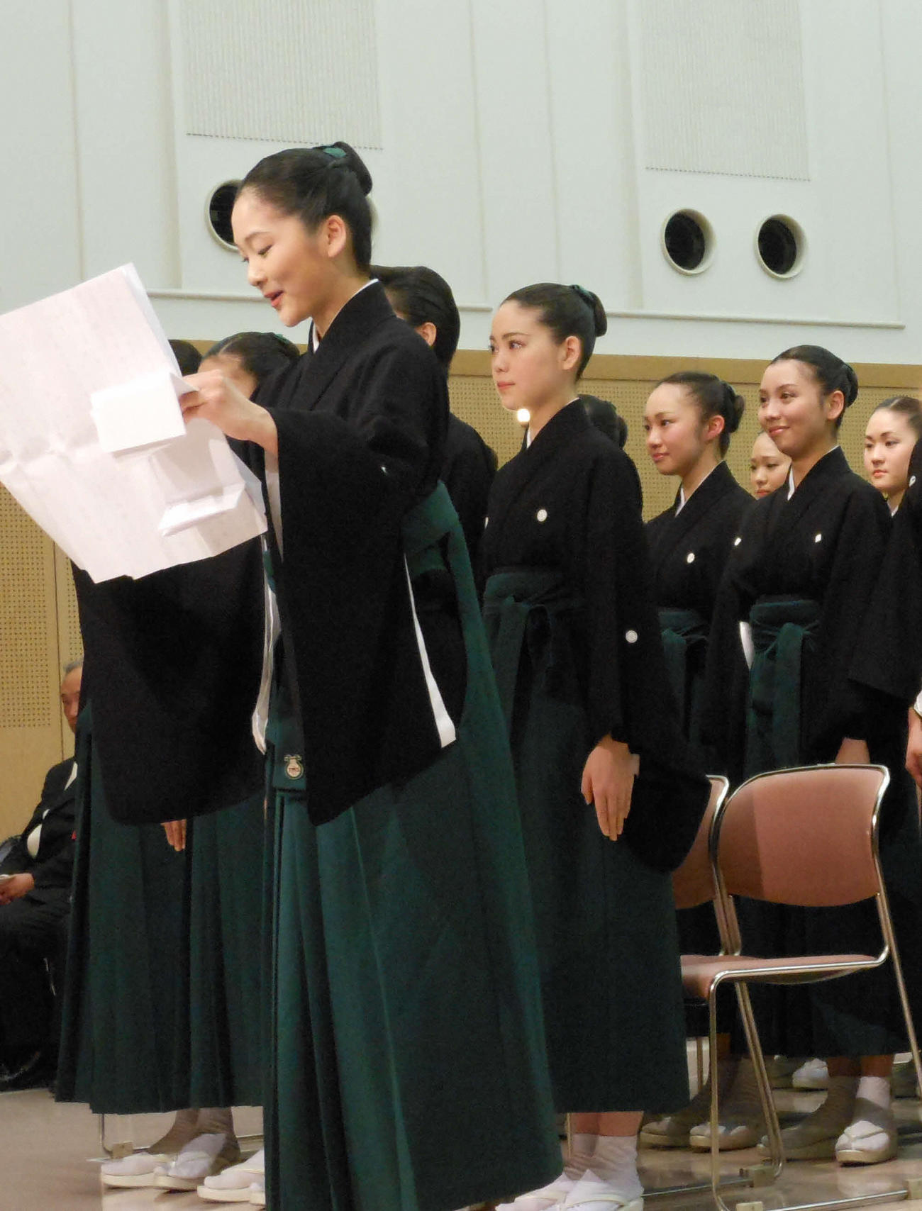 宝塚音楽学校99期生の卒業式。首席だった美園さくら（手前）が答辞を読んだ＝2013年3月1日