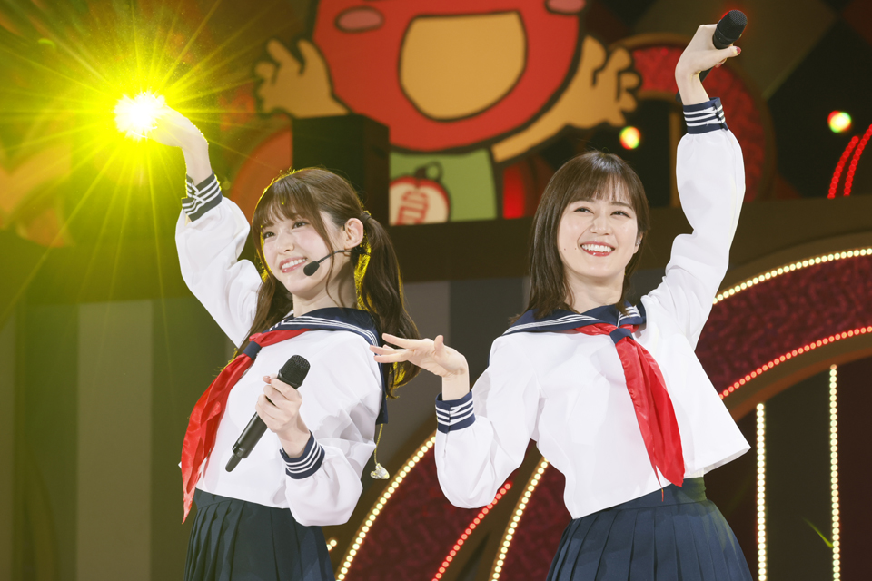 卒業コンサートで生田絵梨花（右）とデュエットする松村沙友理
