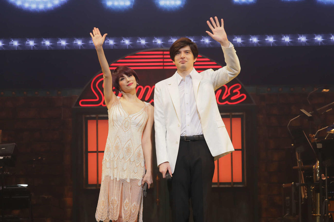 エンターテインメントショー「SHOWTIME」のゲネプロを行った城田優（右）と米倉涼子