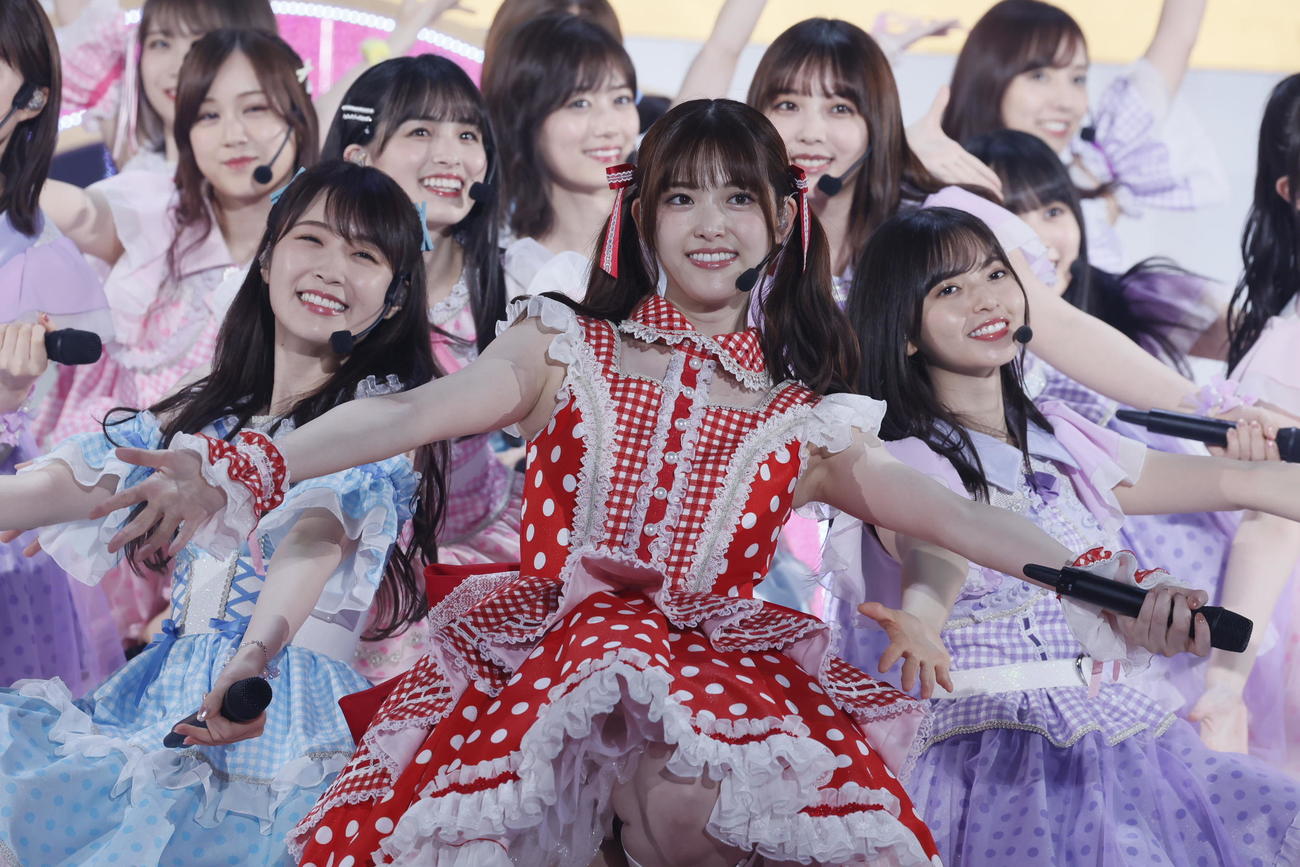 卒業コンサートで「ガールズルール」をセンターで歌う松村沙友理（中央）。前列左は高山一実、同右は齋藤飛鳥
