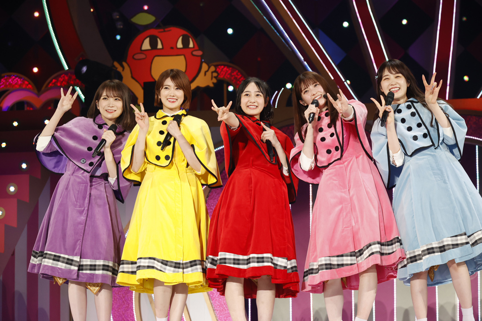卒業コンサートで「でこぴん」をパフォーマンスする松村沙友理（左から4人目）。左から秋元真夏、樋口日奈、向井葉月、1人おいて高山一実