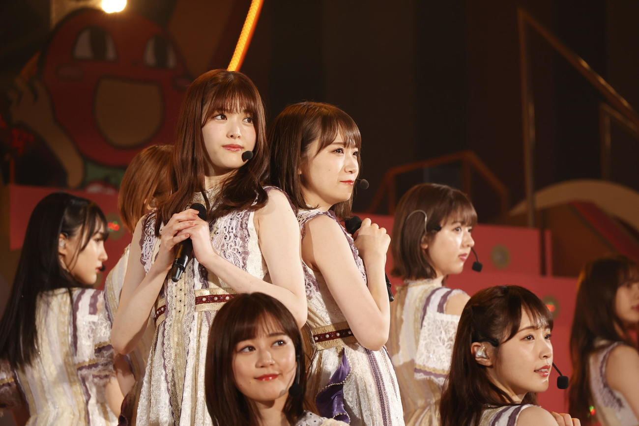 メンバーたちとパフォーマンスする松村沙友理（中央左）。同右は秋元真夏