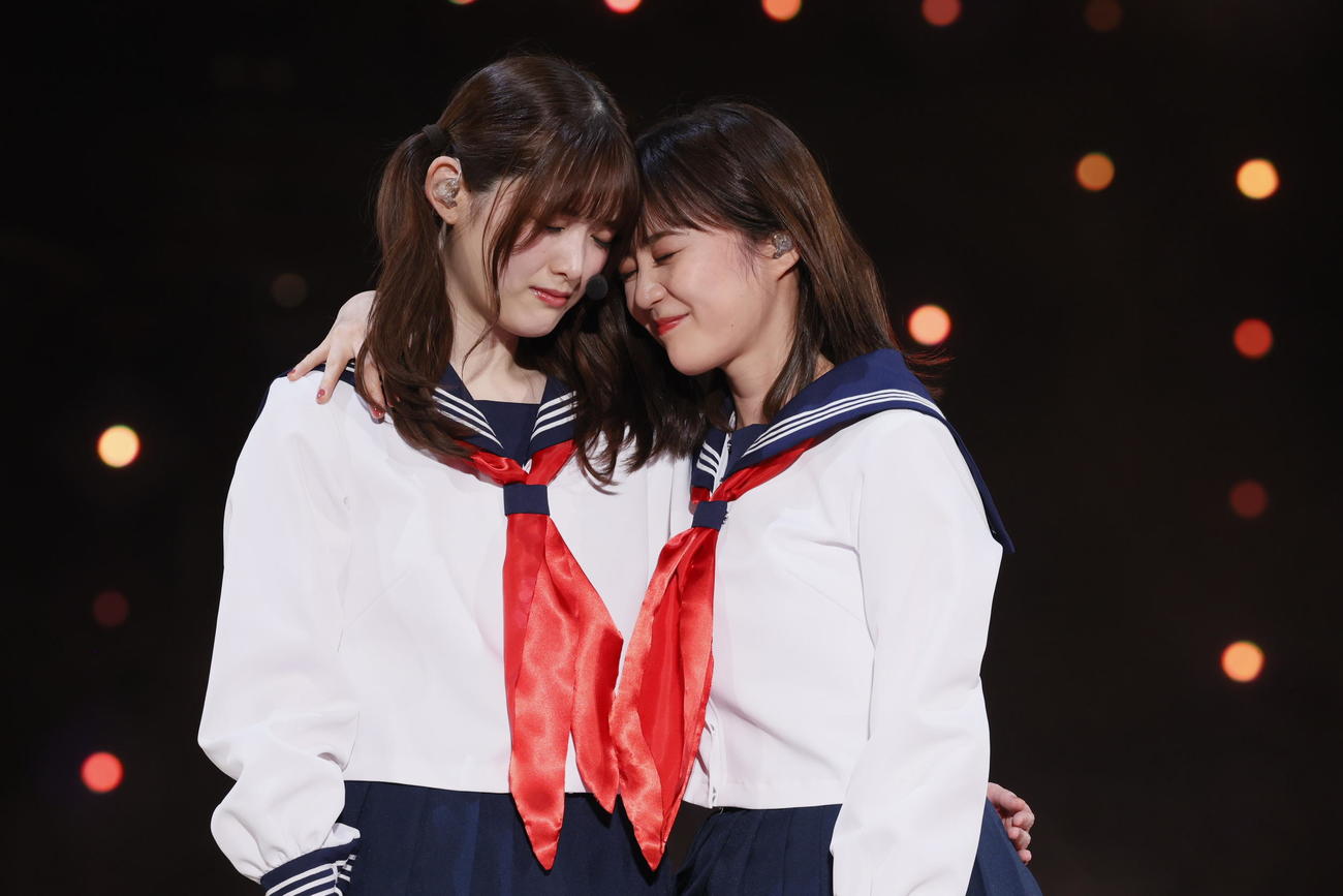 生田絵梨花（右）と涙ぐんで身を寄せ合う松村沙友理