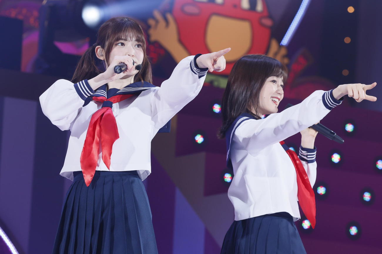 生田絵梨花（右）とのユニット曲を披露する松村沙友理