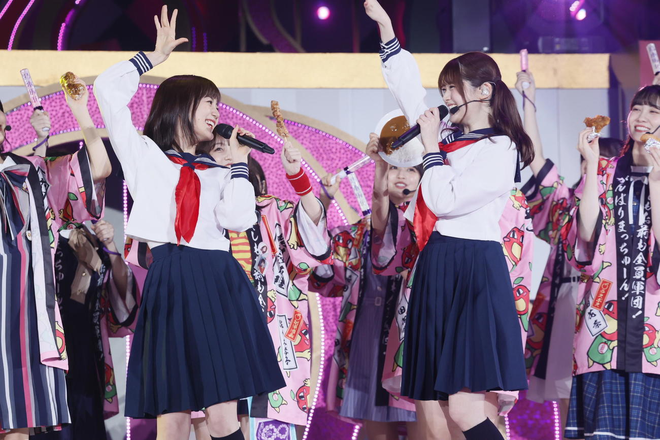 生田絵梨花（左）とのユニット曲「無表情」を歌う松村沙友理