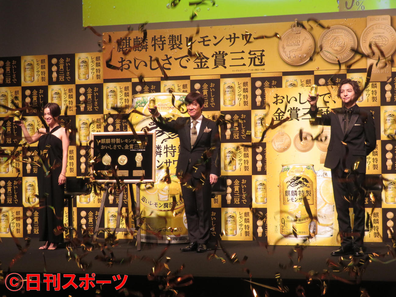 「麒麟特製レモンサワー“おいしさで金賞三冠”受賞報告会」に出席した（左から）中村アン、内村光良、生田斗真（撮影・横山慧）