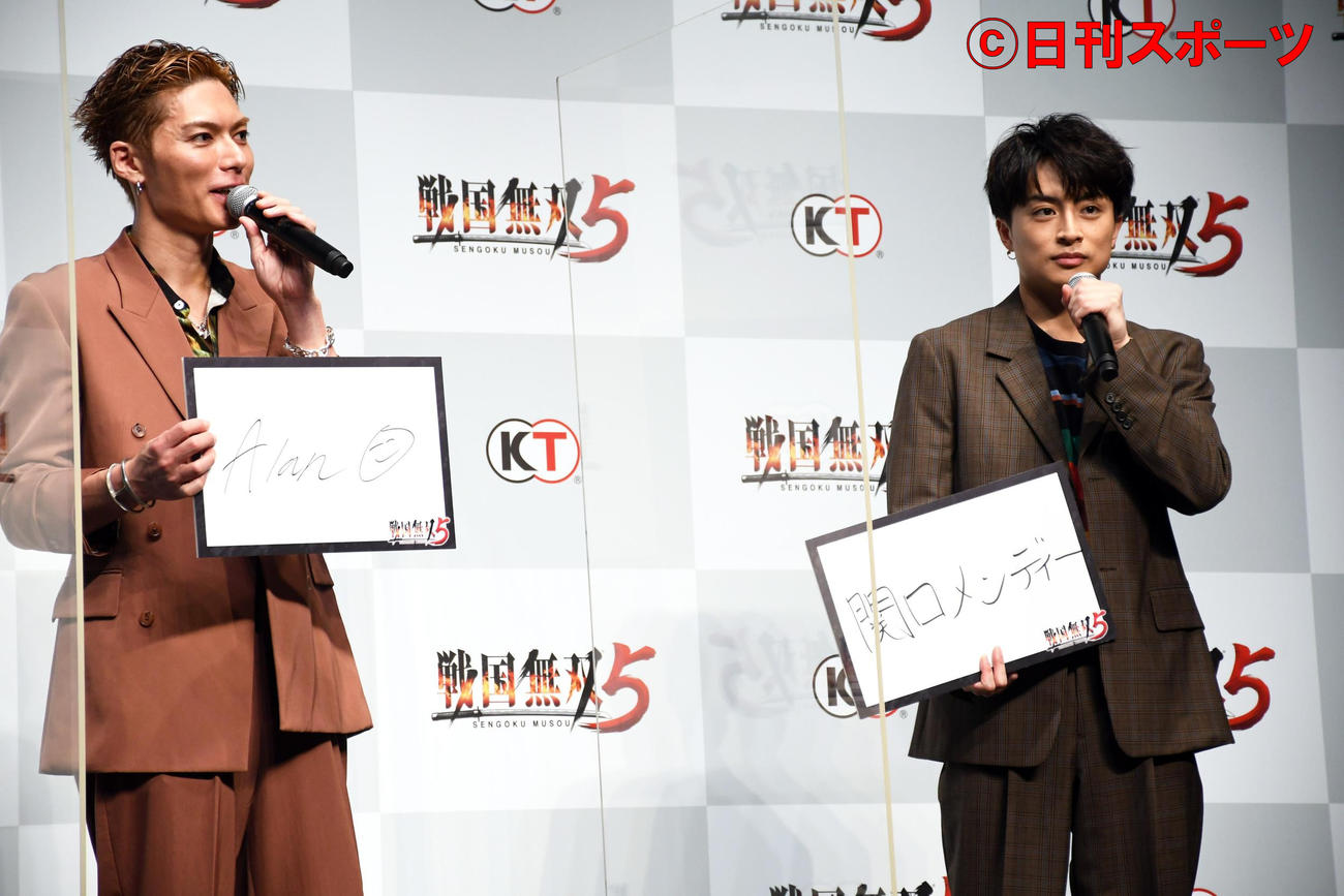 コーエーテクモゲームス「戦国無双5」完成発表会で「ライバル」についてトークするEXILE SHOKICHI（左）と白濱亜嵐（撮影・大友陽平）