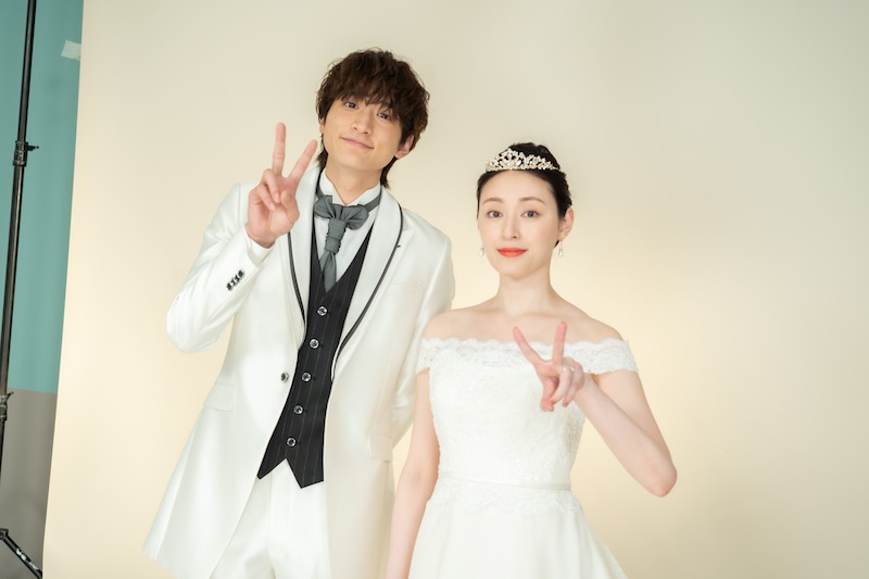 ウエディング姿の栗山千明（右）と小関裕太