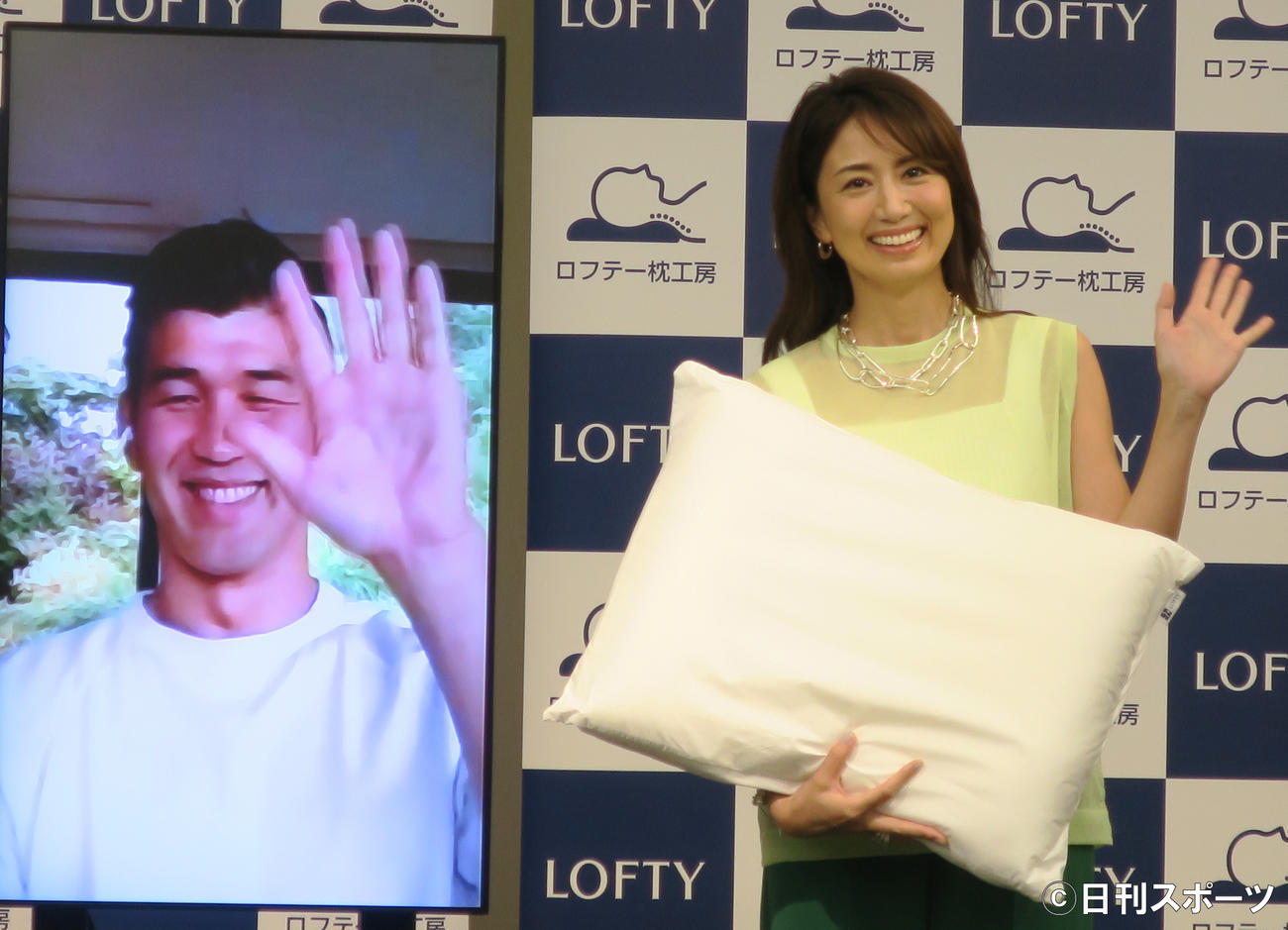 ロフテー新商品発表会で、リモート出演した夫、井上康生とともに手を振る東原亜希