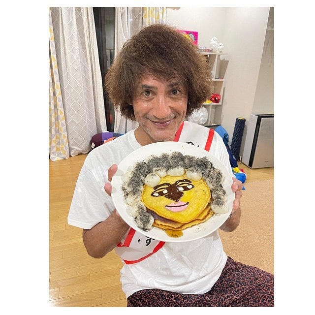 丸山桂里奈オフィシャルブログ「マルカリトーレ」で公開された“本並どらやき”を手にする本並健治