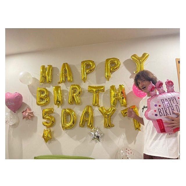 丸山桂里奈オフィシャルブログ「マルカリトーレ」　本並健治の57歳誕生日を祝う“HAPPY　BIRTHDAY”のバルーンが飾られた部屋