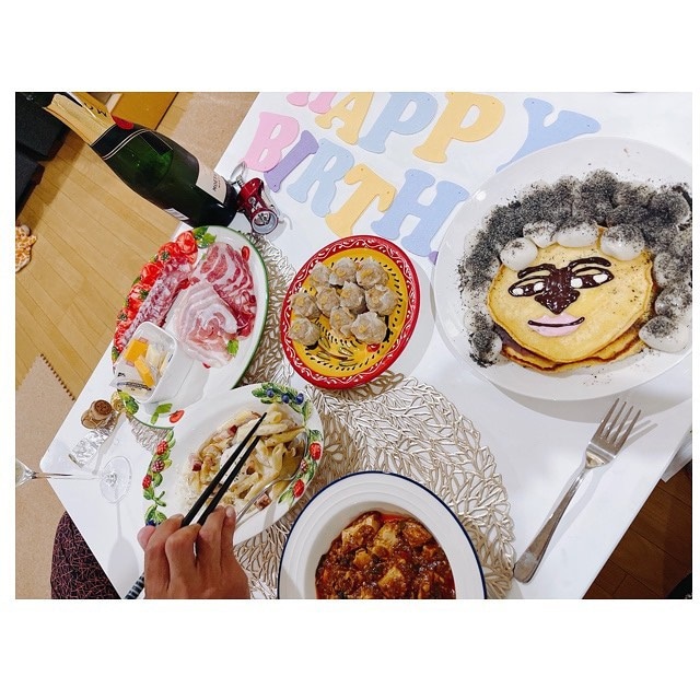 丸山桂里奈オフィシャルブログ「マルカリトーレ」　本並健治57歳の誕生日を祝う食卓