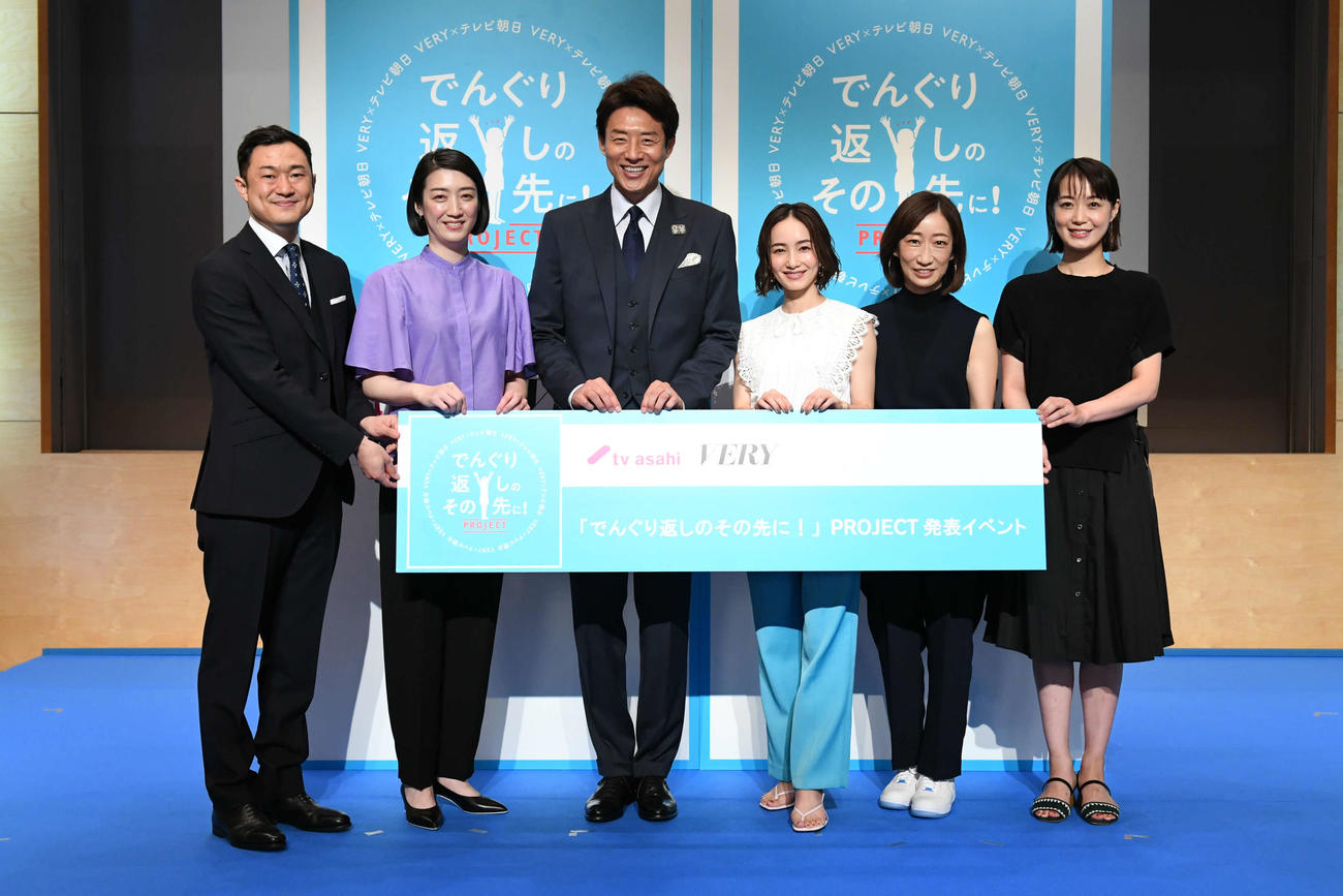 「VERY×テレビ朝日「でんぐり返しのその先に！」プロジェクト発表イベントに出席した、左から野上慎平アナウンサー、小林麻衣子ゼネラルプロデューサー、松岡修造、辻元舞、VERY今尾朝子編集長、八木麻紗子アナウンサー