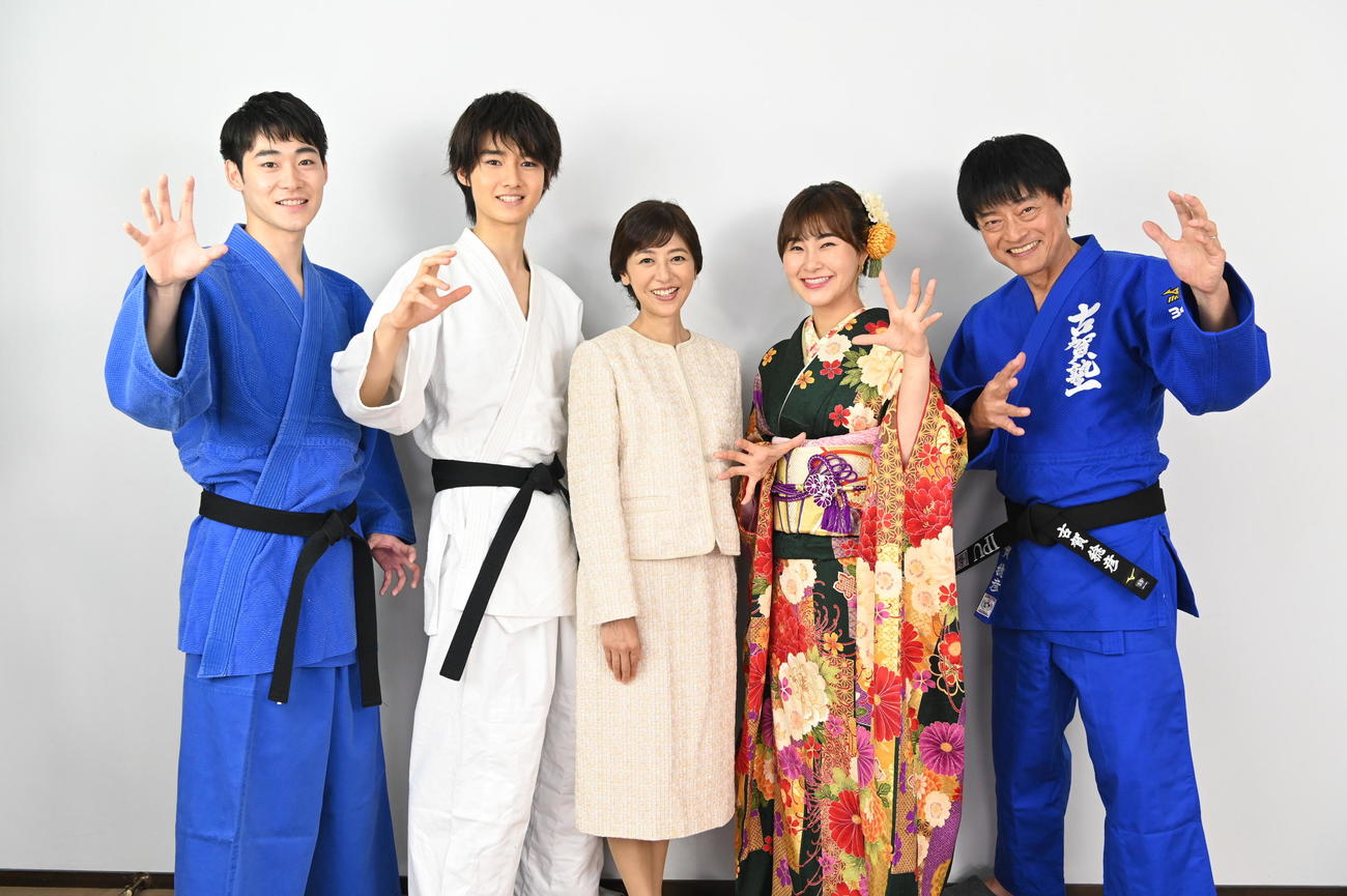日本テレビ系「くりぃむしちゅーの掘れば掘るほどスゴイ人」で古賀稔彦さん役を演じる神保悟志（右端）。左から前田瑞貴、藤岡真威人、白石美帆、村上佳菜子
