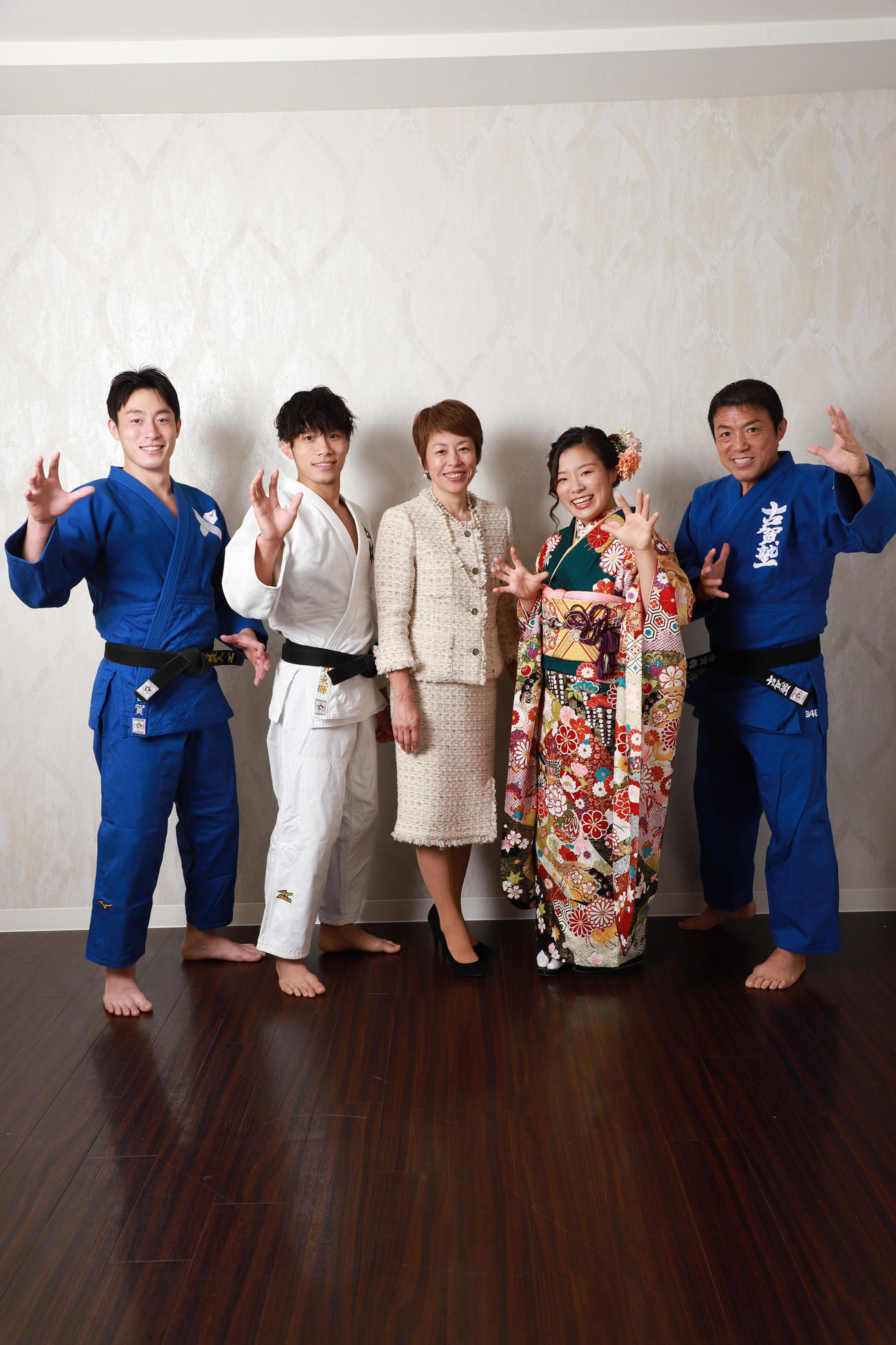 日本テレビ系「くりぃむしちゅーの掘れば掘るほどスゴイ人」でドラマ化される古賀稔彦さん（右端）とその家族