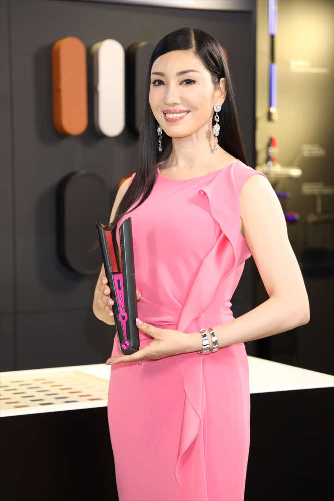「Dyson Corrale　ヘアアイロン」発売イベントに出席したアンミカ