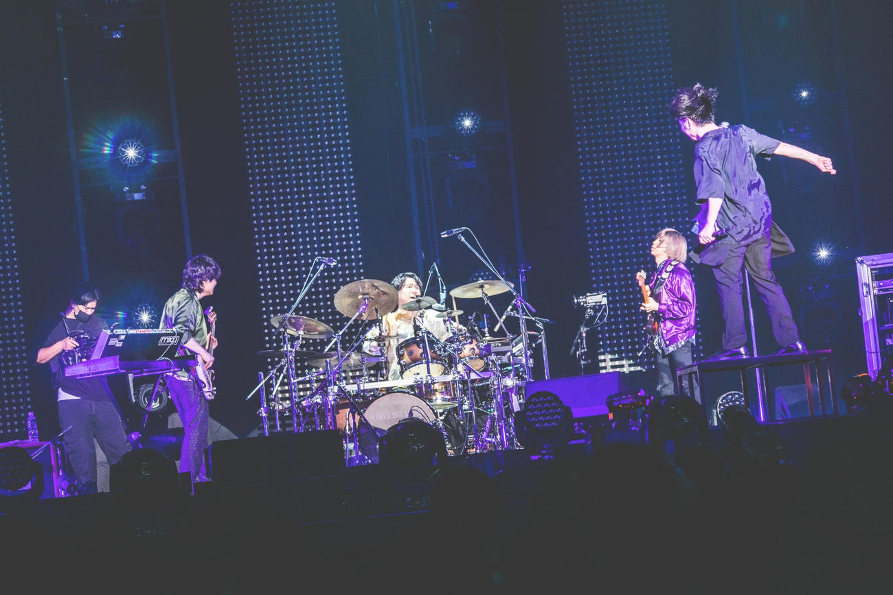 有観客ライブを開催した、Official髭男dism(C)TAKAHIRO TAKINAMI 