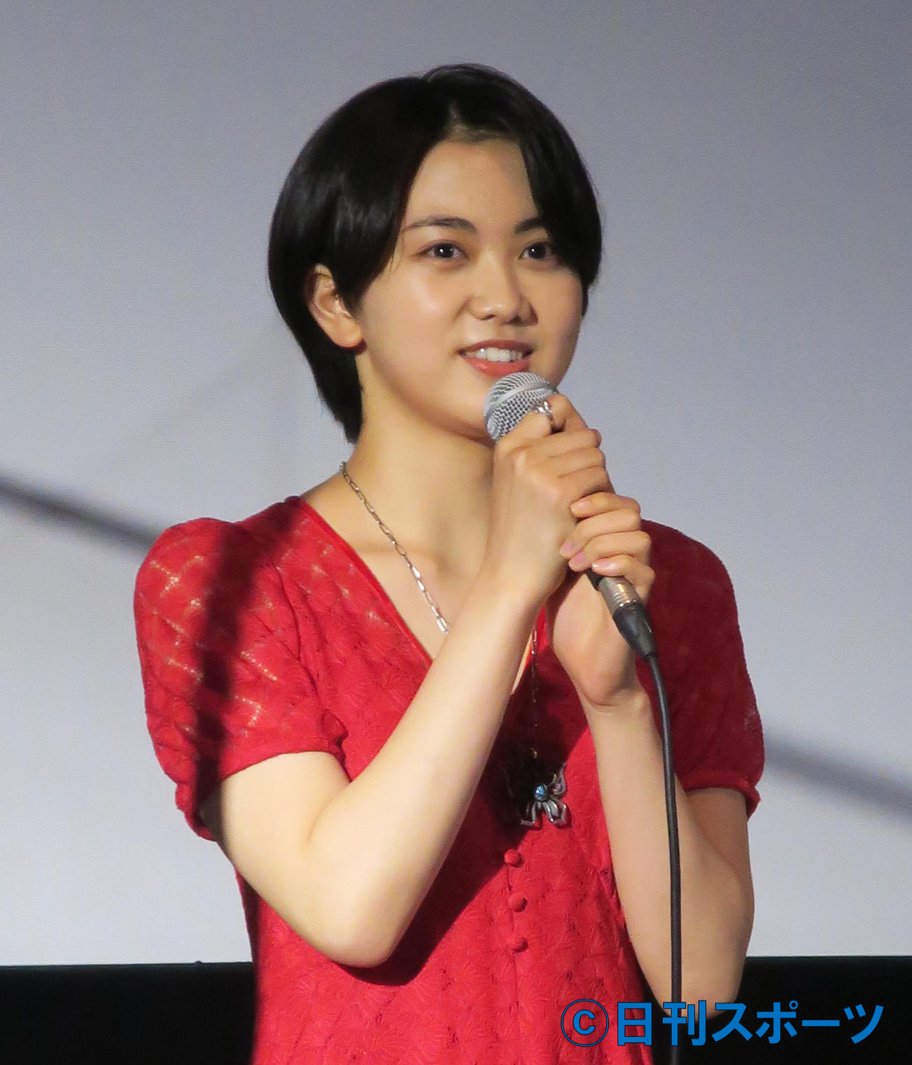 映画「海辺の金魚」初日舞台あいさつを行った主演の小川未祐