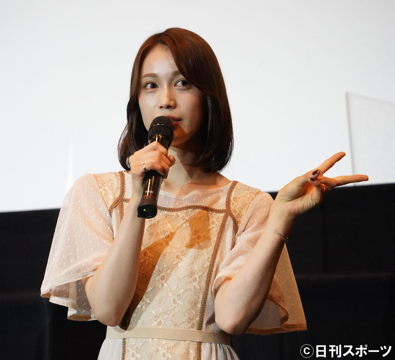 じゃんけんをする、中村ゆりか（撮影・佐藤勝亮）