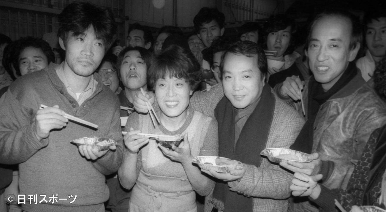 83年3月、戯曲「黒いチューリップ」で唐十郎（中央右）と笑顔を見せる李麗仙さん（同左）。左は柄本明、右が蜷川幸雄さん