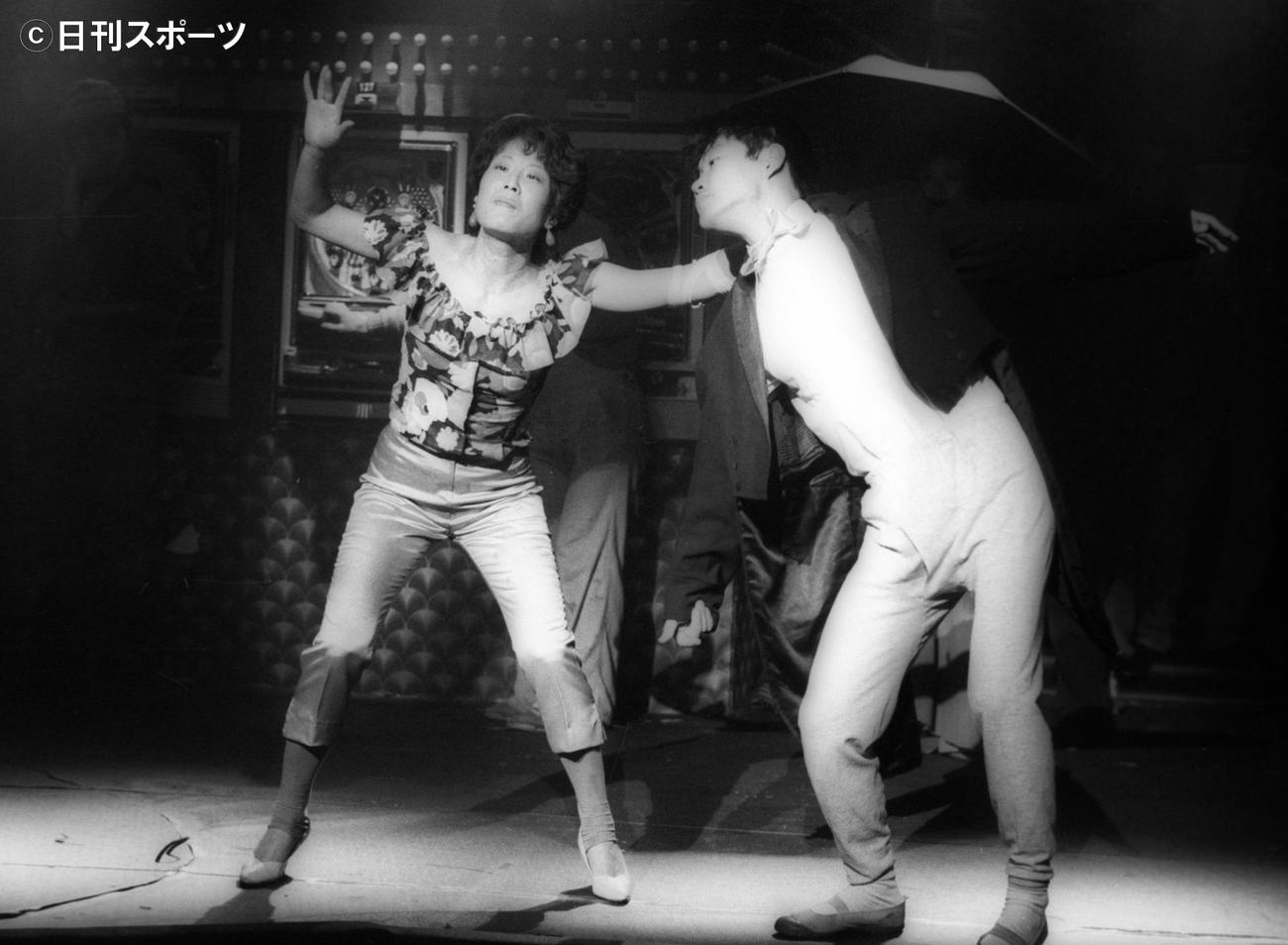 83年、柄本明（右）と「黒いチューリップ」の舞台稽古を行う李麗仙さん