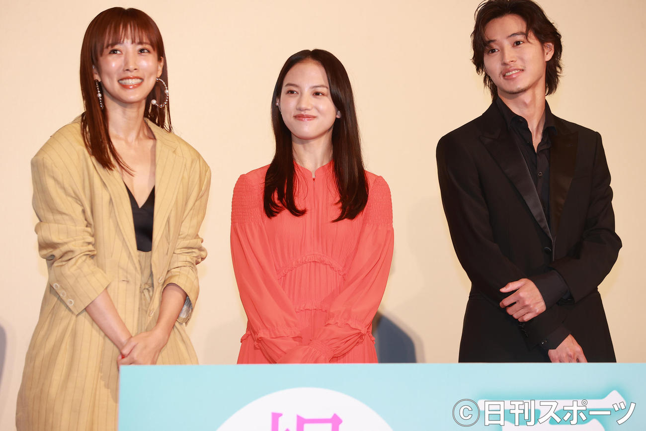 映画「夏への扉－キミのいる未来へ－」の舞台あいさつを行った左から夏菜、清原果耶、山崎賢人（撮影・野上伸悟）