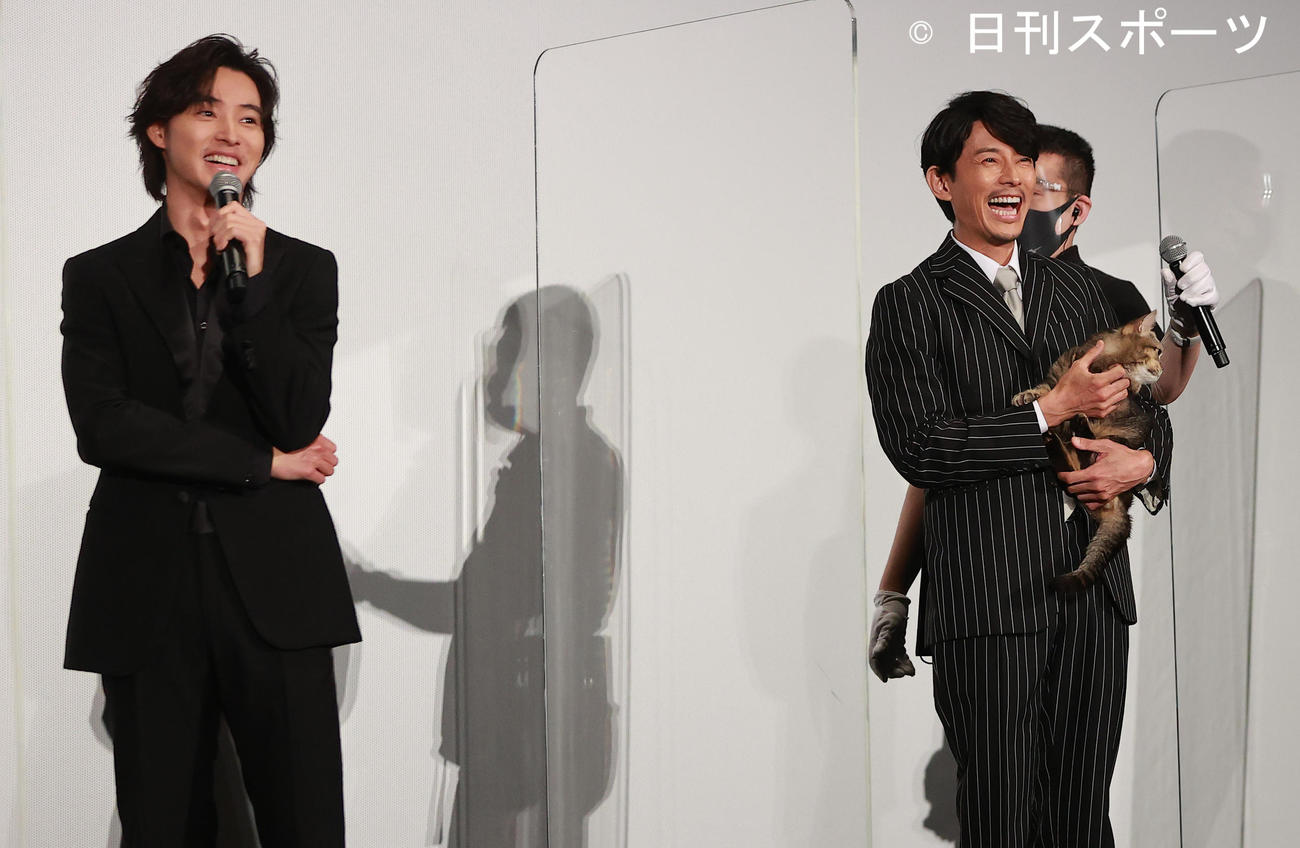 映画「夏への扉－キミのいる未来へ－」の舞台あいさつで、映画にも登場した猫のピートを抱く藤木直人（右）左は山崎賢人（撮影・野上伸悟）