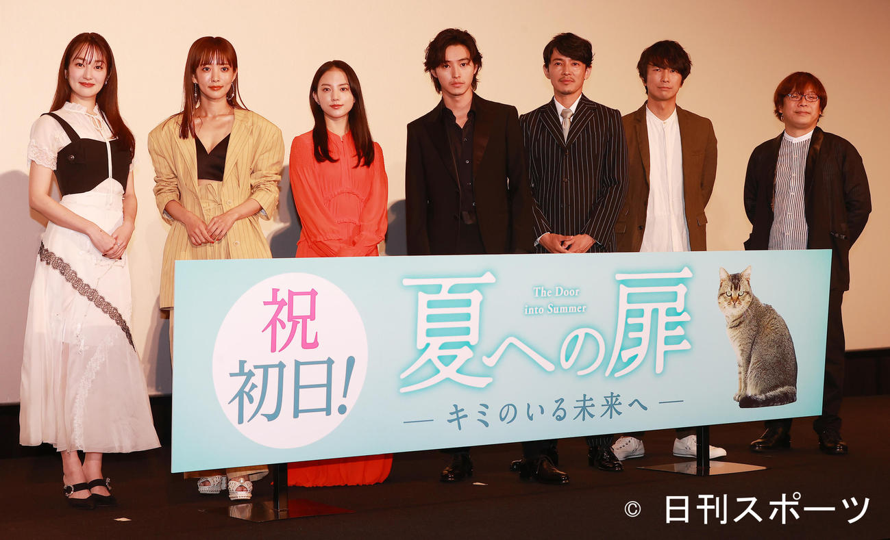 映画「夏への扉－キミのいる未来へ－」の舞台あいさつを行った、左から高梨臨、夏菜、清原果耶、山崎賢人、藤木直人、真島秀和、三木孝浩監督（撮影・野上伸悟）