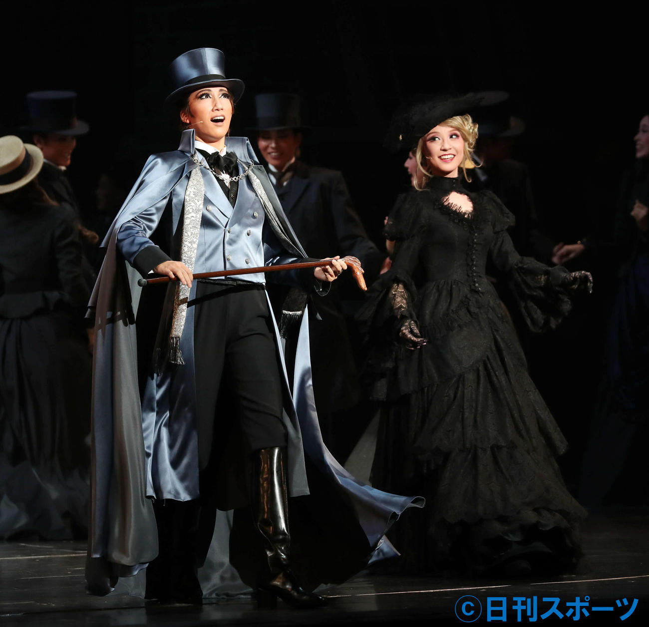 シャーロック・ホームズを演じる真風涼帆（左）とアドラー役の潤花（撮影・加藤哉）