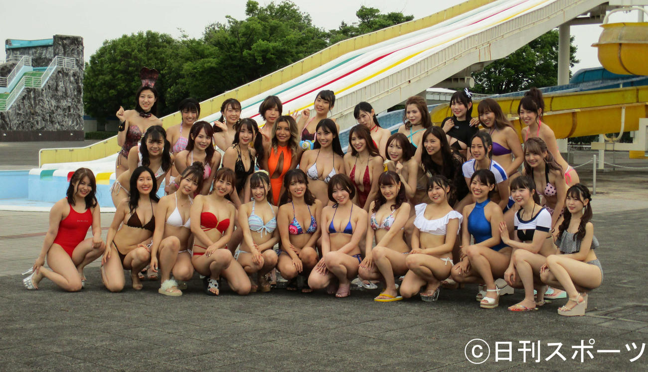 笑顔で写真撮影に臨んだ32人の美女たち