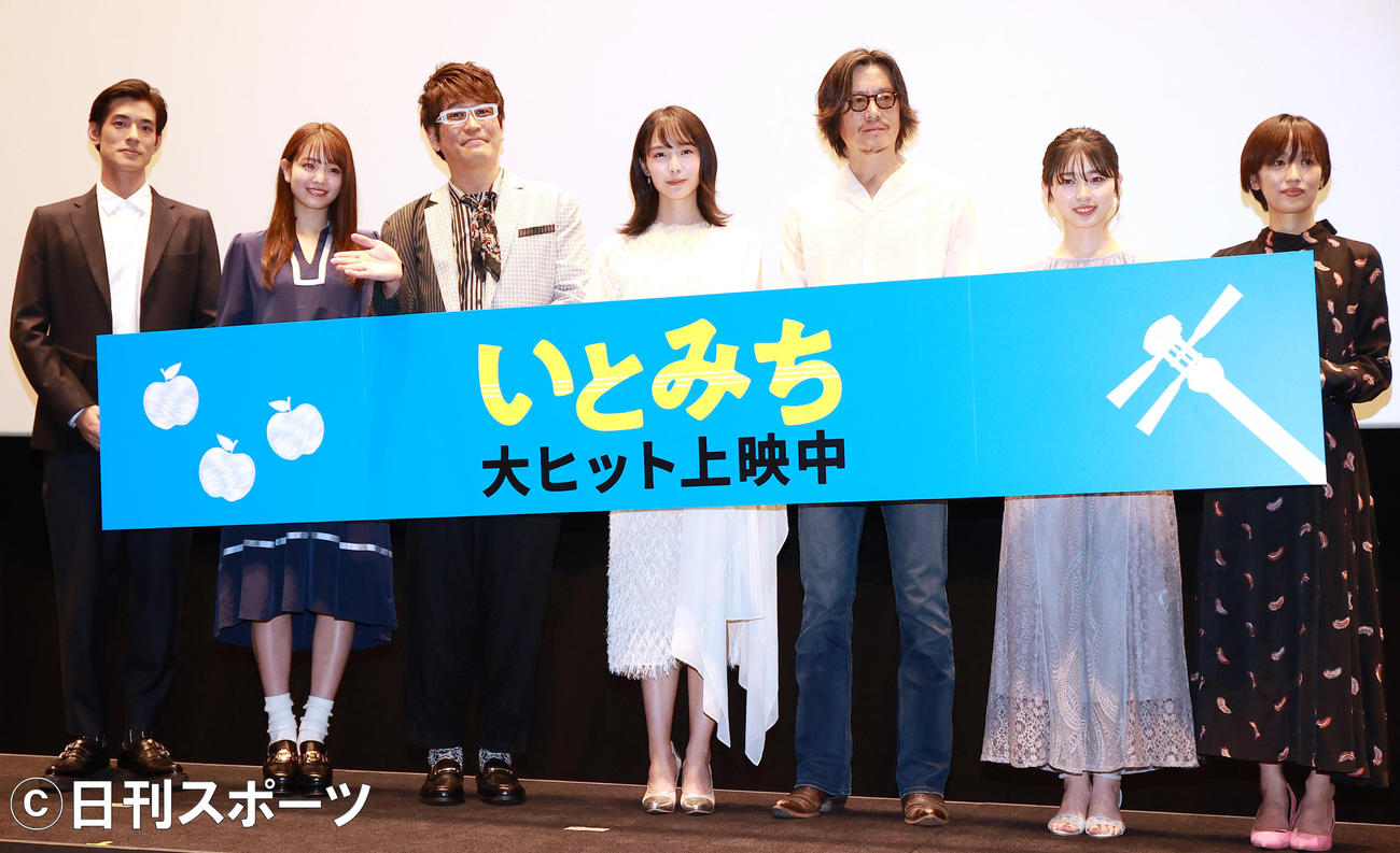 映画「いとみち」の公開記念舞台あいさつで記念撮影する、左から中島歩、横田真悠、古坂大魔王、駒井蓮、豊川悦司、ジョナゴールド、横浜聡子監督（撮影・浅見桂子）