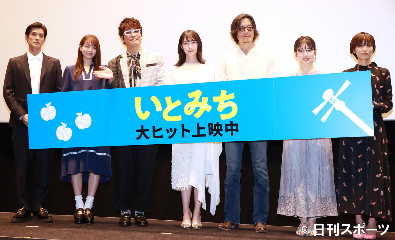 映画「いとみち」の公開記念舞台あいさつで記念撮影する、左から中島歩、横田真悠、古坂大魔王、駒井蓮、豊川悦司、ジョナゴールド、横浜聡子監督（撮影・浅見桂子）