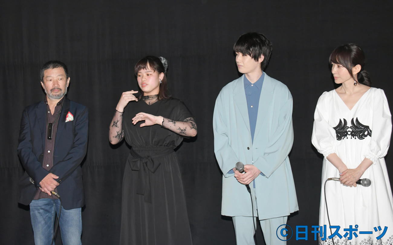 映画「僕が君の耳になる」の舞台あいさつで、手話であいさつする左から木村祐一、梶本瑞希、織部典成、森口瑤子（撮影・酒井清司）