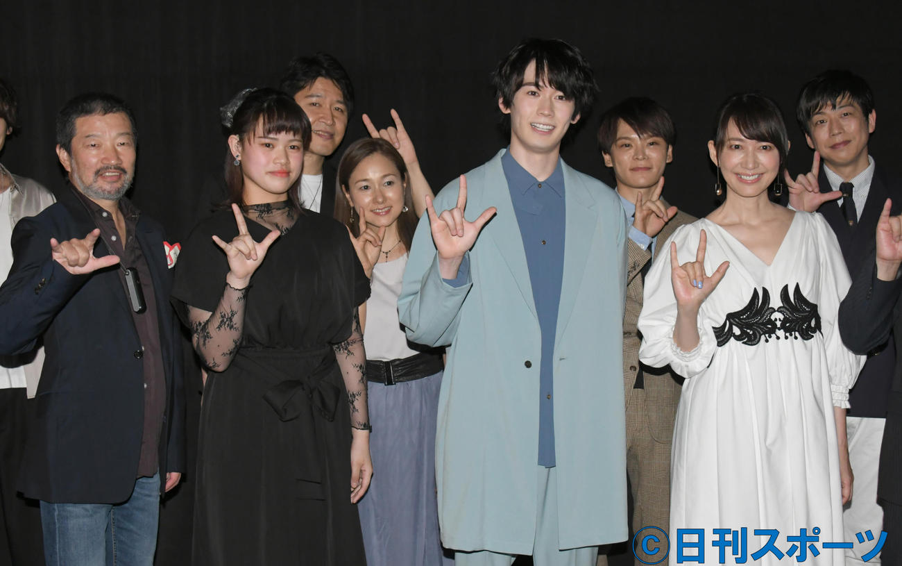 映画「僕が君の耳になる」の舞台あいさつで、記念撮影する前列左から木村祐一、梶本瑞希、織部典成、森口瑤子、後列左から三浦剛、忍足亜希子、TATSU、SHINGO（撮影・酒井清司）