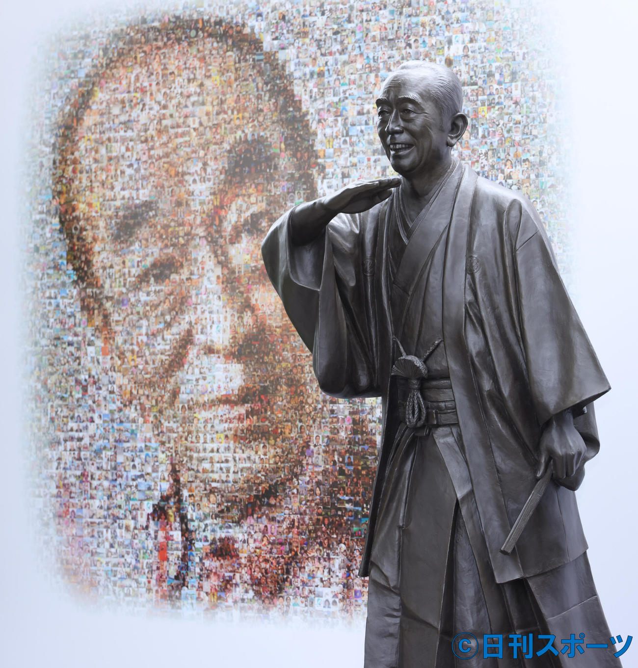 西武新宿線東村山駅東口に作られた志村けんさんの銅像とファンから寄せられた写真によって作られたコラージュの肖像（撮影・中島郁夫）
