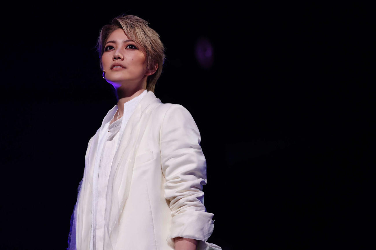 七海ひろきは主演のエンターテインメントショー「Color of Theater『ROSSO』」のゲネプロを行った
