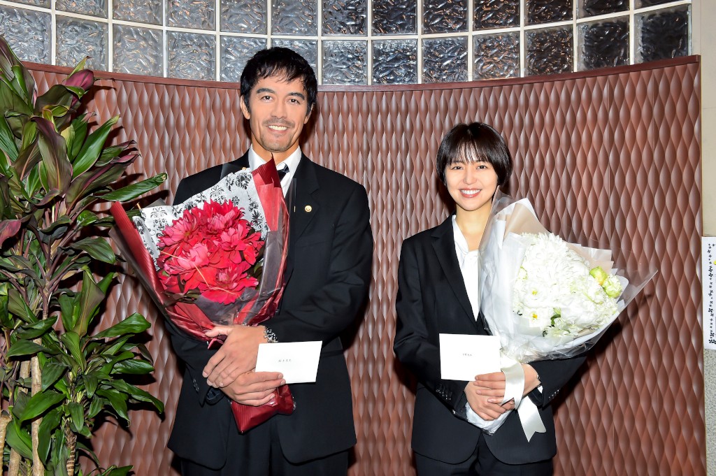 TBS系連続ドラマ「ドラゴン桜」でクランクアップを迎えた阿部寛と長澤まさみ（C）TBS