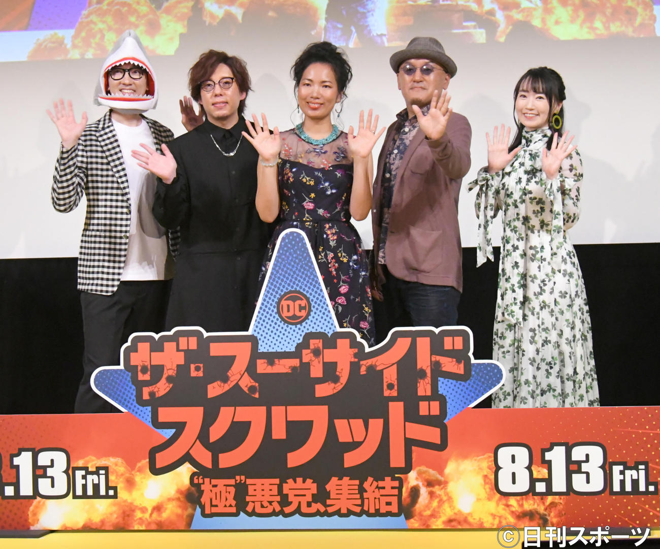 映画「ザ・スーサイド・スクワッド」のキックオフイベントで、記念撮影する左からこがけん、日野聡、東條加那子、立木文彦、水樹奈々（撮影・酒井清司）
