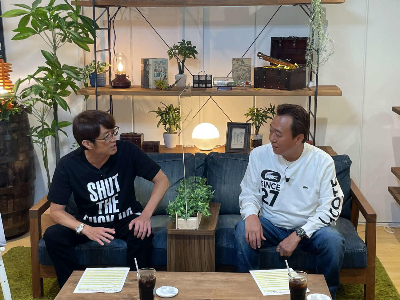 28日スタートのテレビ東京系新番組「紙とさまぁ～ず」（月曜深夜0時）のMCを務める大竹一樹（左）と三村マサカズ（右）