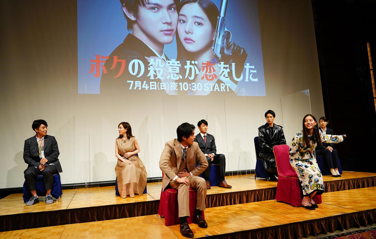 「ボクの殺意が恋をした」の制作発表記者会見中に腹痛を訴えステージを下りる中川大志（左から3人目）と新木優子（右から2人目）（撮影・菅敏）